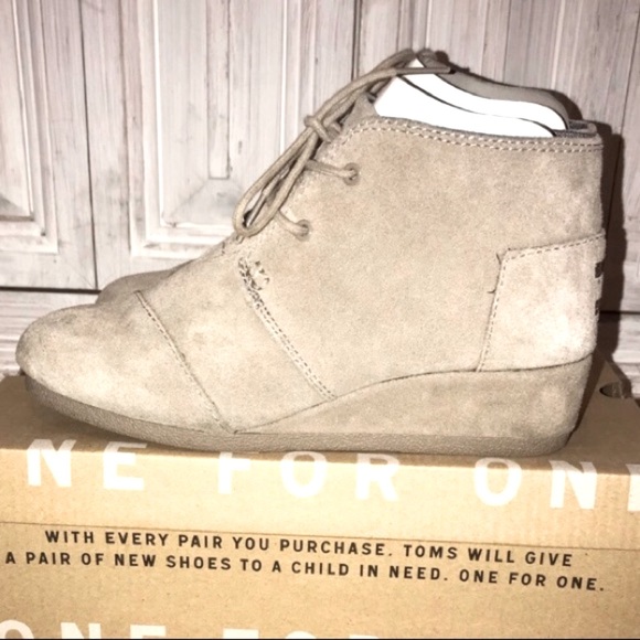 Toms suede Wedge Shoe Bootie 4 Youth fit adult 6.5 - Picture 1 of 4
